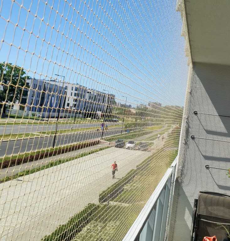 wzmacniana siatka na balkon dla kota bez wiercenia, montaż Warszawa