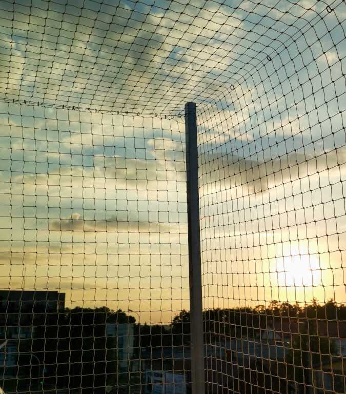 zabezpieczenie balkonu dla kota na najwyższej kondygnacji budynku, montaż dachu z siatki Siedlce