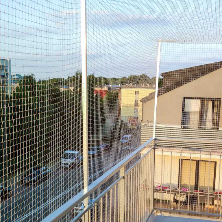 osiatkowanie balkonu na ostatnim piętrze budynku w Siedlcach