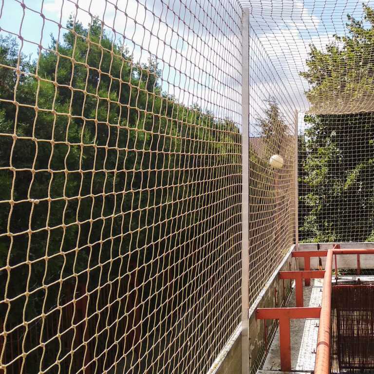 Zabezpieczenie balkonu na gołębie i dla kota w Warszawie.