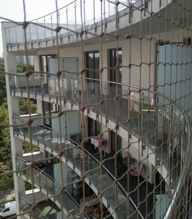 zabezpieczenie balkonu dla kota siatką wzmacnianą w centrum Warszawy