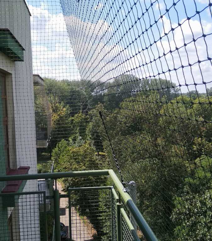 siatka balkonowa dla kota zamontowana pod skosem - montaż Warszawa Targówek