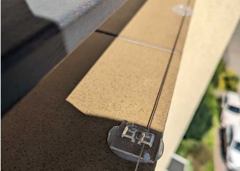 Zaczep używany do bezinwazyjnego montażu siatki na gołębie lub na balkon, a także siatki w oknie.