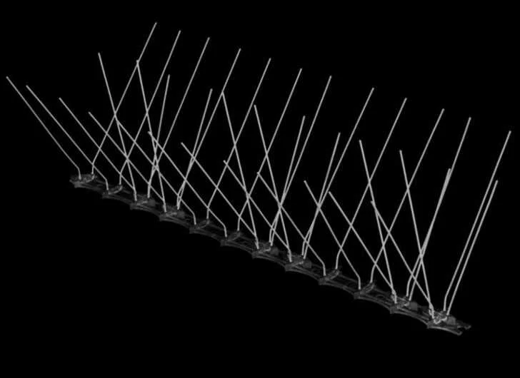 Kolce zapobiegające lądowaniu gołębi na balkonie. Zabezpieczają balkon przed gołębiami.