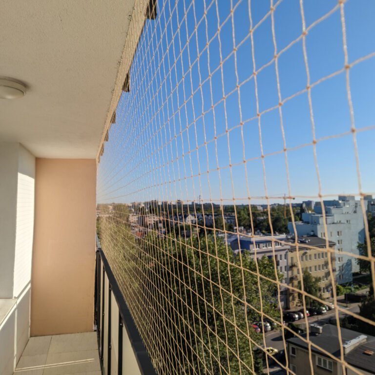 Balkon osiatkowany na gołębie w Warszawie Praga Południe