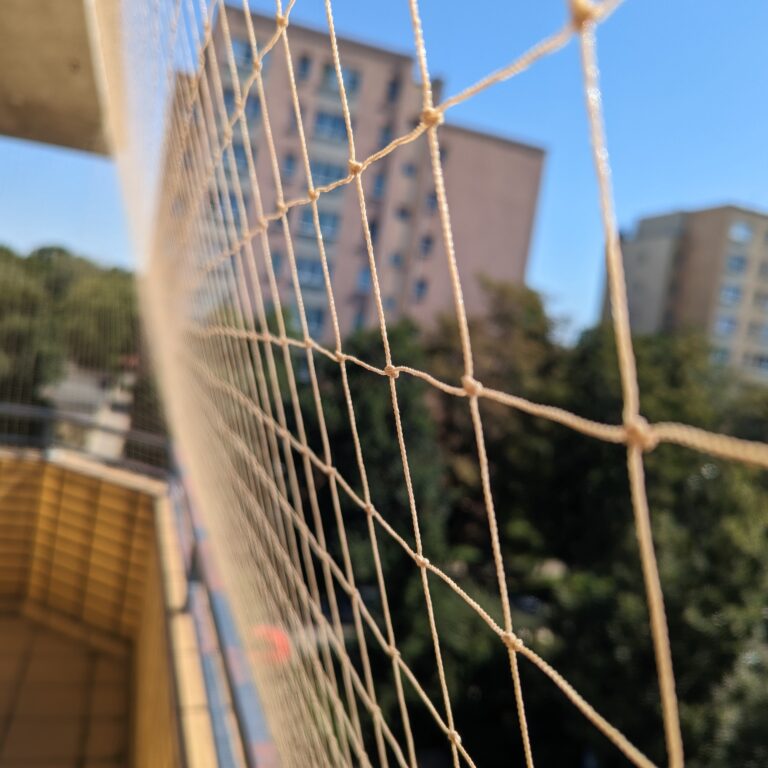 Siatka na balkon dla kota i na gołębie z montażem Warszawa.