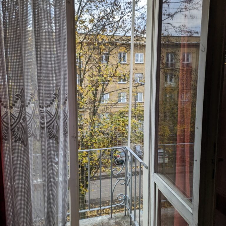 Osiatkowanie balkonu nad którym nie ma dachu - z wykorzystaniem stelaża w Warszawskiej kamienicy