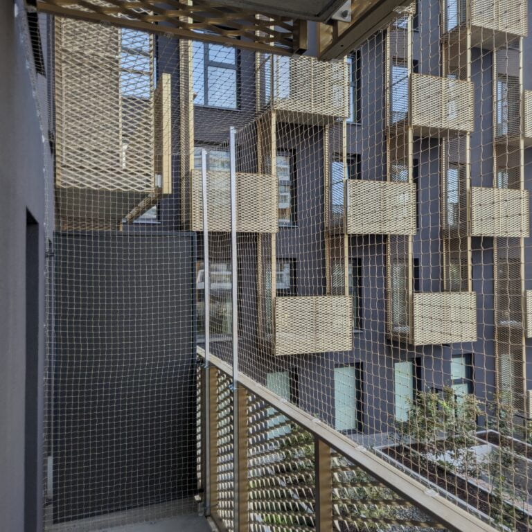 Siatka dla kota na balkon z montażem ze stelażem aluminiowym w Warszawie