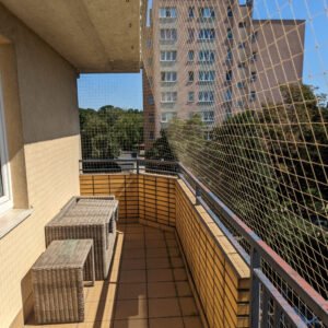 Siatka na balkon dla kota montaż bez klejenia w Warszawie