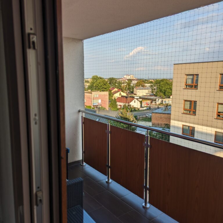 Siatka na balkon dla kota montaż bez wiercenia w Warszawie Ursynów