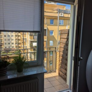 Siatka na balkon dla kota na ostatnim piętrze z wykorzystaniem stelaża aluminiowego, widok z wewnątrz Warszawa