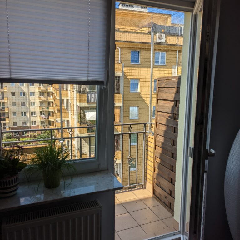 Siatka na balkon dla kota na ostatnim piętrze z wykorzystaniem stelaża aluminiowego, widok z wewnątrz Warszawa