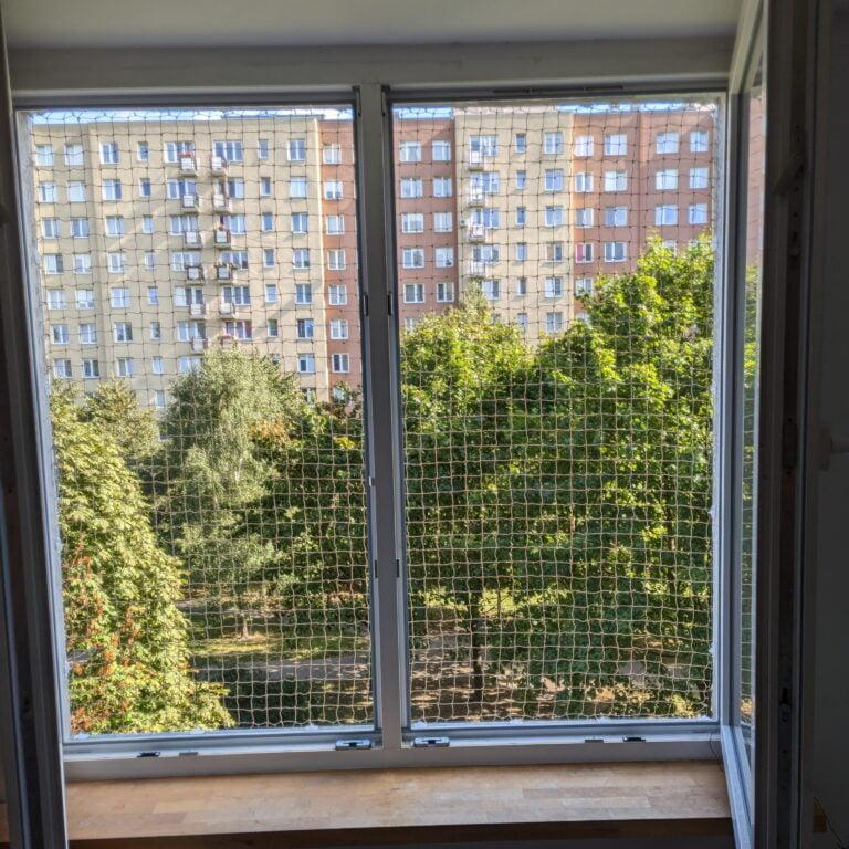 Siatka na okno dla kota beżowa 40, montaż w Warszawie