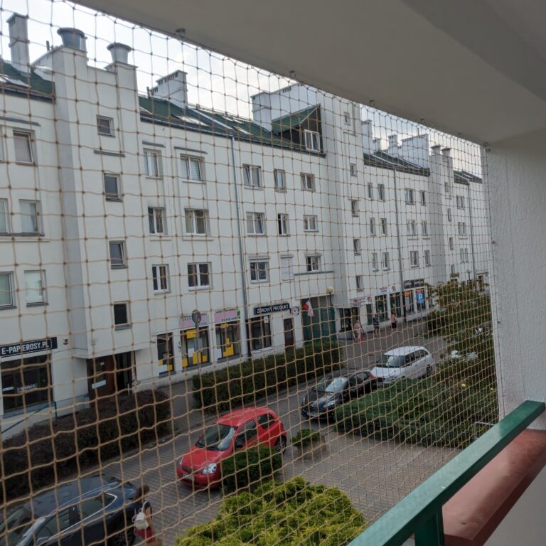Zabezpieczenie balkonu dla kota siatką standardową 50 w Warszawie
