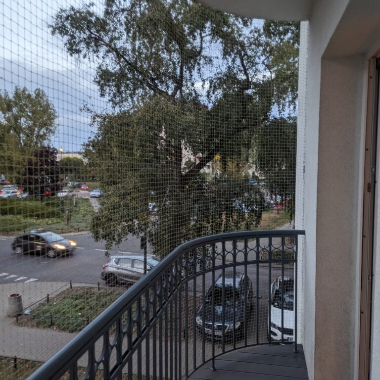 Zabezpieczenie dla kota na zakrzywiony balkon siatką beżową 28 mm, zakrzywiony balkon w Warszawie
