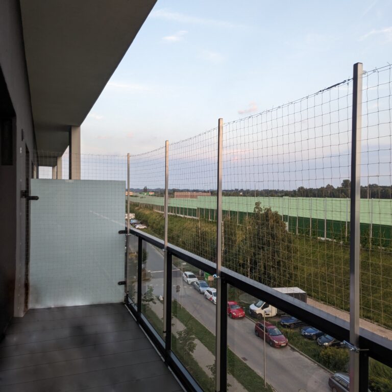 Siatka na balkon dla kota z montażem bezinwazyjnym w Warszawie.