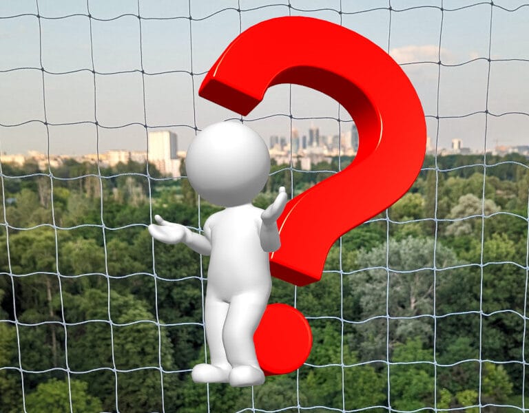 Siatka balkonowa, na pierwszym planie znak zapytania a w tle widok na panoramę Warszawy