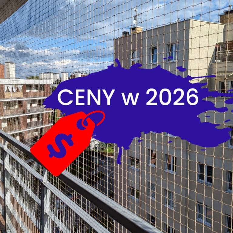 siatka na balkonie typu loggia z grafiką i napisem mówiącej o cenie za usługę montażu w 2026 roku