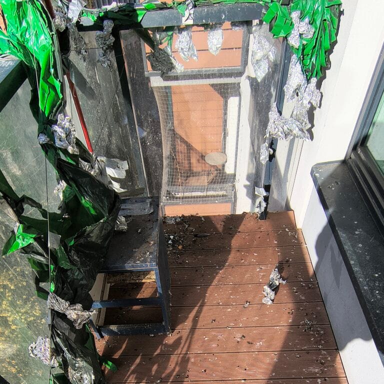 Domowe zabezpieczenia balkonu przed gołębiami – taśmy i folia odstraszająca