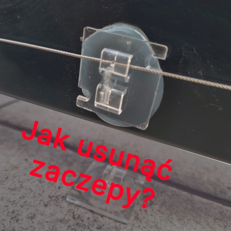 Przezroczysty zaczep poliwęglanowy przyklejony do elewacji balkonu służący do montażu siatki ochronnej bez wiercenia.