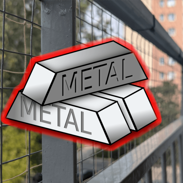 Detal doszycia siatki metalowej do siatki z tworzywa na balkonie.