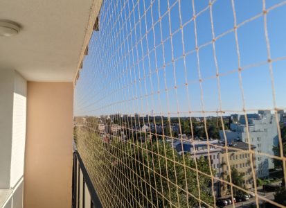 Balkon osiatkowany na gołębie w Warszawie Praga Południe