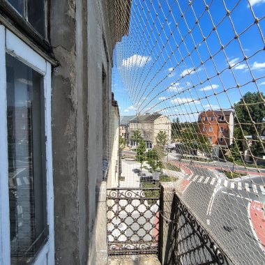 Siatka na balkon dla kota zamontowana w bloku w Piasecznie