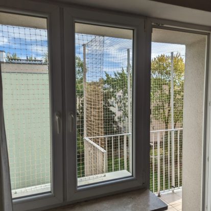 Osiatkowany balkon i okno dla kota w Warszawie