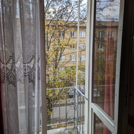 Osiatkowanie balkonu nad którym nie ma dachu - z wykorzystaniem stelaża w Warszawskiej kamienicy