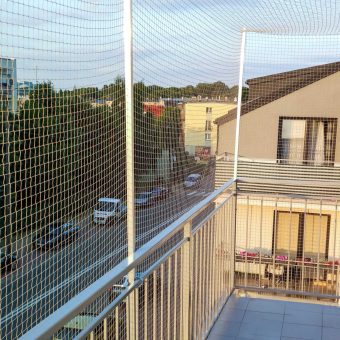 Siatka na balkon dla kota na najwyższym piętrze budynku, montaż dachu z siatki w Warszawie.
