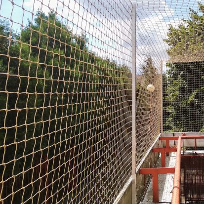 Zabezpieczenie balkonu na gołębie i dla kota w Warszawie.