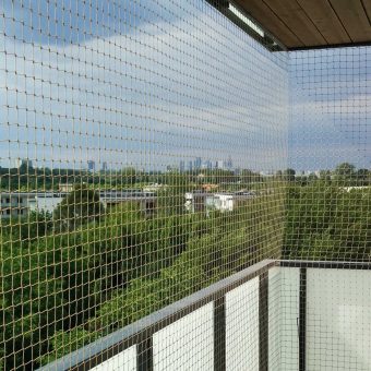 Zabezpieczenie balkonu dla kota bez wiercenia, montaż Warszawa.