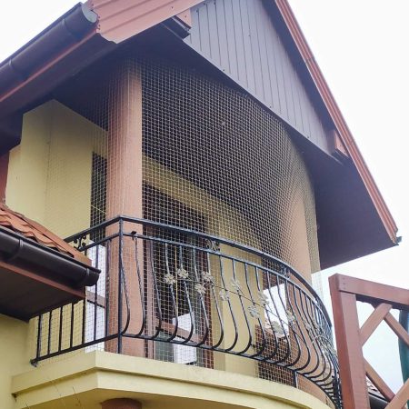 Zabezpieczenie balkonu dla kota w domu jednorodzinnym w Mińsku Mazowieckim.