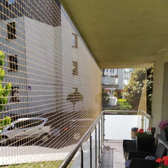 Osiatkowanie balkonu siatką dla kota wzmacnianą - montaż Siedlce.
