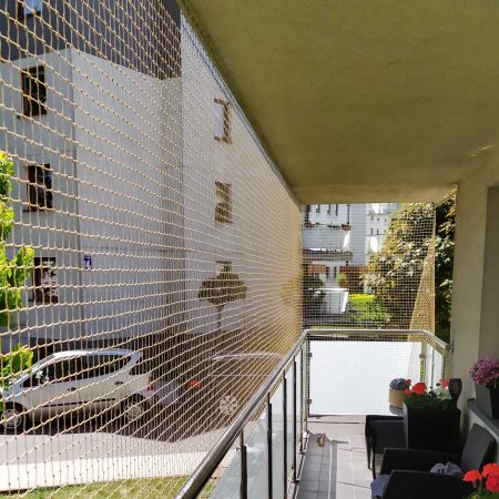 Osiatkowanie balkonu siatką dla kota wzmacnianą - montaż Siedlce.