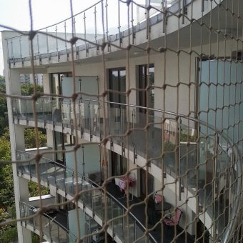 Zabezpieczenie balkonu dla kota siatką wzmacnianą, w Pruszkowie.