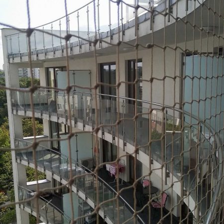 Zabezpieczenie balkonu dla kota siatką wzmacnianą, w Pruszkowie.