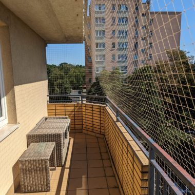 Siatka na balkon dla kota montaż bez klejenia w Warszawie