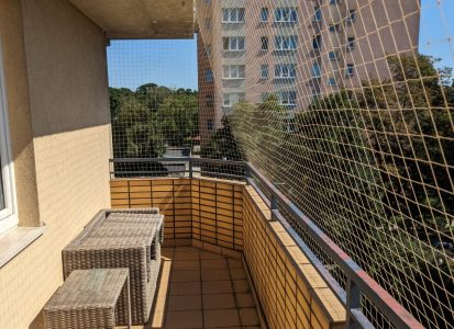 Siatka na balkon dla kota montaż bez klejenia w Warszawie