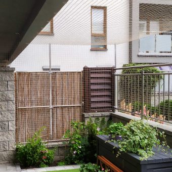 Osiatkowanie tarasu dla kota bez wiercenia, montaż w Warszawie z wykorzystaniem stelaża aluminiowego, Piastów.