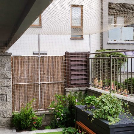 Osiatkowanie tarasu dla kota bez wiercenia, montaż w Warszawie z wykorzystaniem stelaża aluminiowego, Piastów.