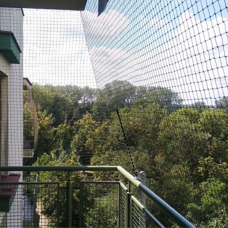 Osiatkowanie balkonu na gołębie lub dla kota montowana pod skosem - ochrona kota przed wypadnięciem w Warszawie.