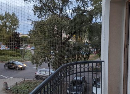 Zabezpieczenie dla kota na zakrzywiony balkon siatką beżową 28 mm, zakrzywiony balkon w Warszawie