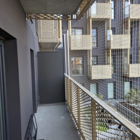 Zabezpieczenie nietypowego balkonu dla kota bez wiercenia ze stelażem Warszawa