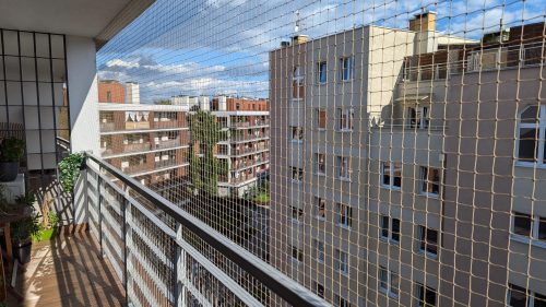 Siatka na balkon typu loggia cena w 2026 roku siatka na balkon typu loggia - montaż beżowej siatki standardowej w Warszawie
